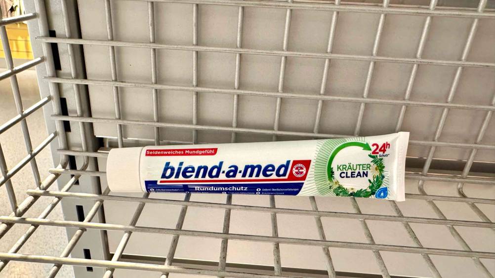 Blend-a-med-Zahnpasta-Test: Eine Tube horizontal auf einem Gitter.