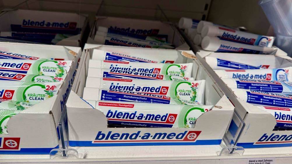 Blend-a-med-Zahnpasta getestet: Mehrere Tuben in einem Verkaufsregal.