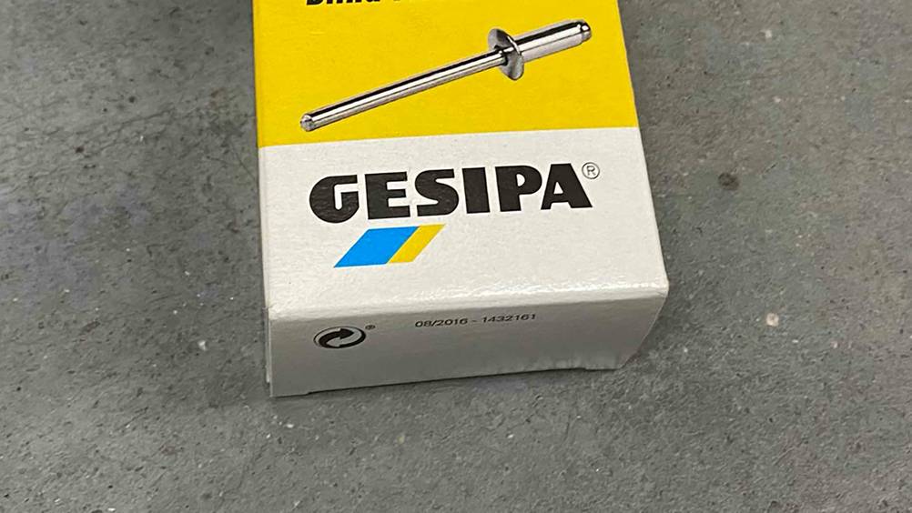 Blindnieten getestet: Nahaufnahme des Logos auf der Originalverpackung.