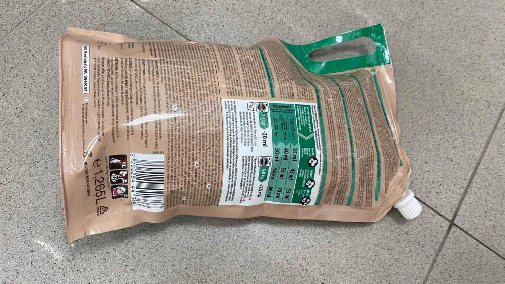 Getestet: Eine Packung Öko-Waschmittel liegt mit der Rückseite nach oben auf einem Fließenboden.