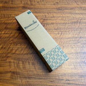 Der Karton der Blockhütte BH0014 liegt auf einem Tisch