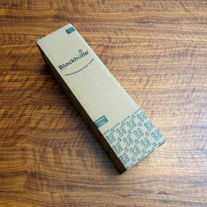 Der Karton der Blockhütte BH0014 liegt auf einem Tisch