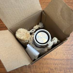 Der geöffnete Karton der Blockhütte BH0014 von oben