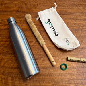 Der Lieferumfang der Blockhütte BH0014 liegt auf einem Tisch