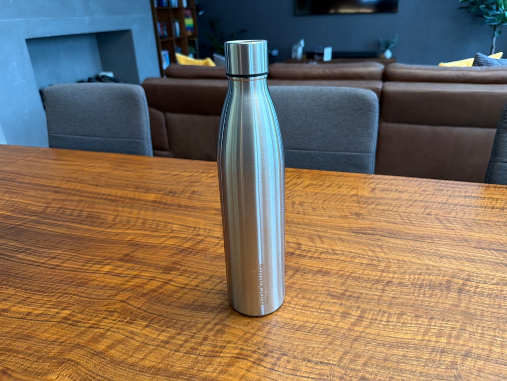 Die Blockhütte BH0014 steht auf einem Tisch