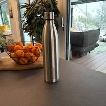 Die Blockhütte BH0014 steht auf einer Arbeitsplatte