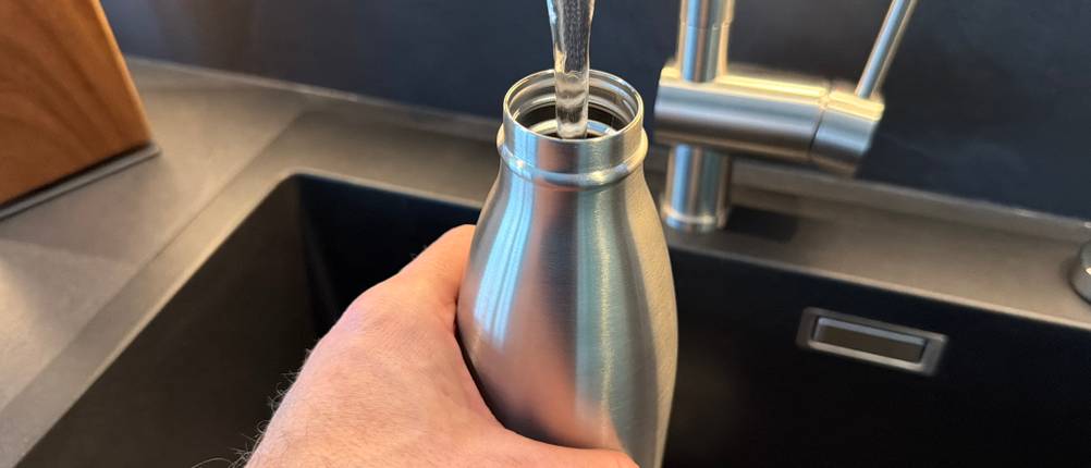 Die Blockhütte BH0014 wird mit Wasser gefüllt