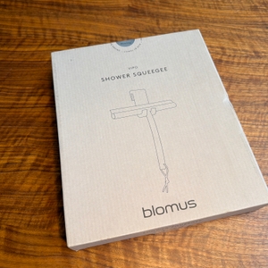 Der Karton vom Blomus 68982 liegt auf einem Tisch