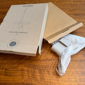 Der Blomus 68982 liegt halb ausgepackt auf einem Tisch