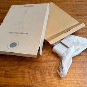 Der Blomus 68982 liegt halb ausgepackt auf einem Tisch