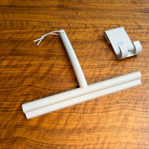 Der Blomus 68982 liegt neben seiner Halterung auf einem Tisch