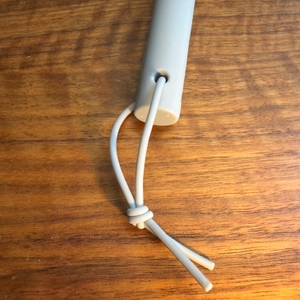 Ein Gummiband am Ende vom Griff vom Blomus 68982