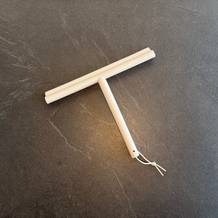 Der Blomus 68982 liegt auf einer Schieferplatte