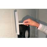 Eine Hand zieht eine Glastür mit dem Blomus 68982 ab