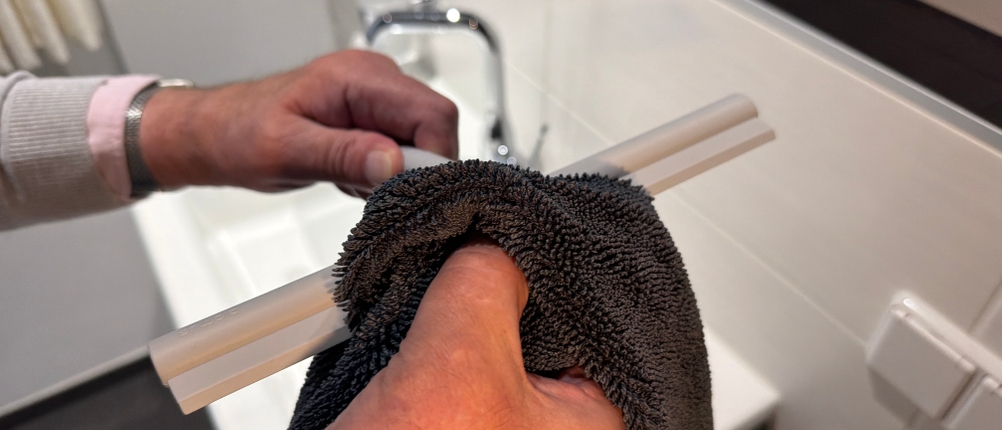 Der Blomus 68982 wird mit einem Lappen gereinigt