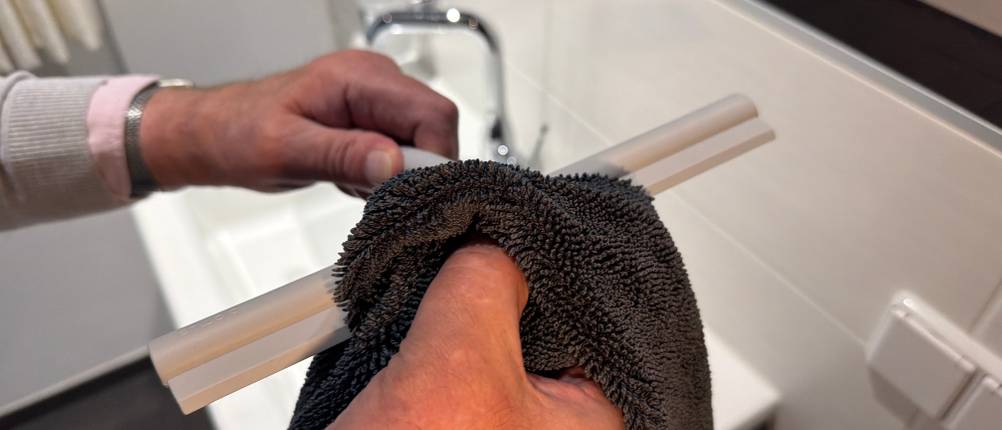 Der Blomus 68982 wird mit einem Lappen gereinigt