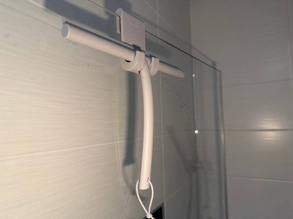 Der Blomus 68982 hängt in seiner Halterung an einer Glastür