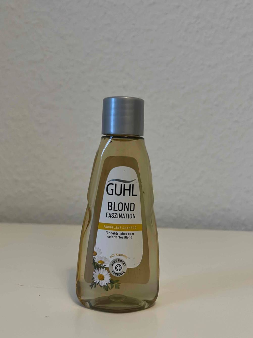 Blond-Shampoo von GUHL getestet: Shampooflasche steht vor einer weißen Wand.