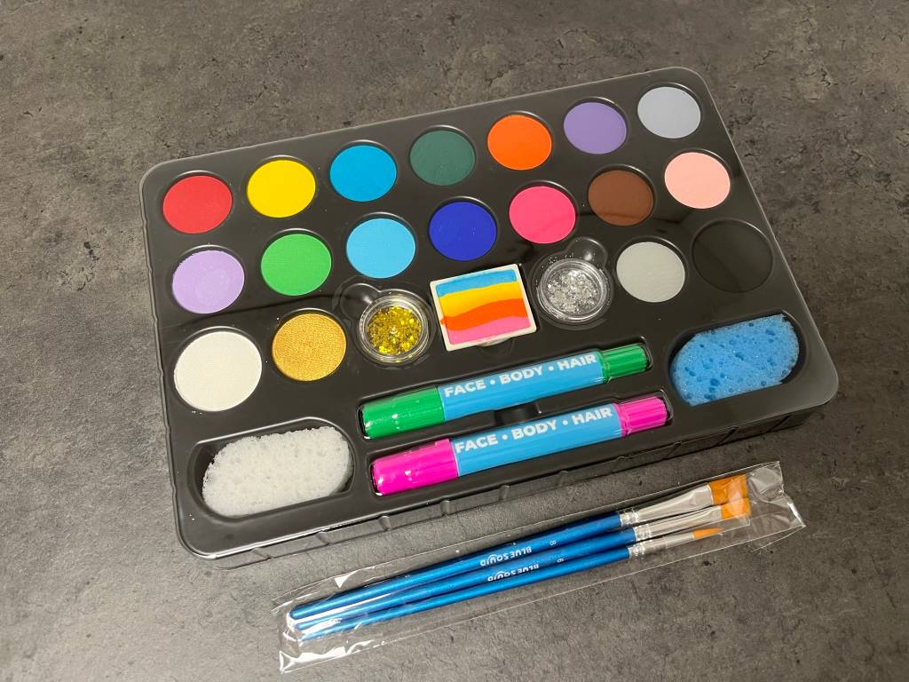 Ein gutes Kinderschminke-Set sollte neben einer Vielzahl an Farben auch mehrere Pinsel und Schwämme beinhalten.