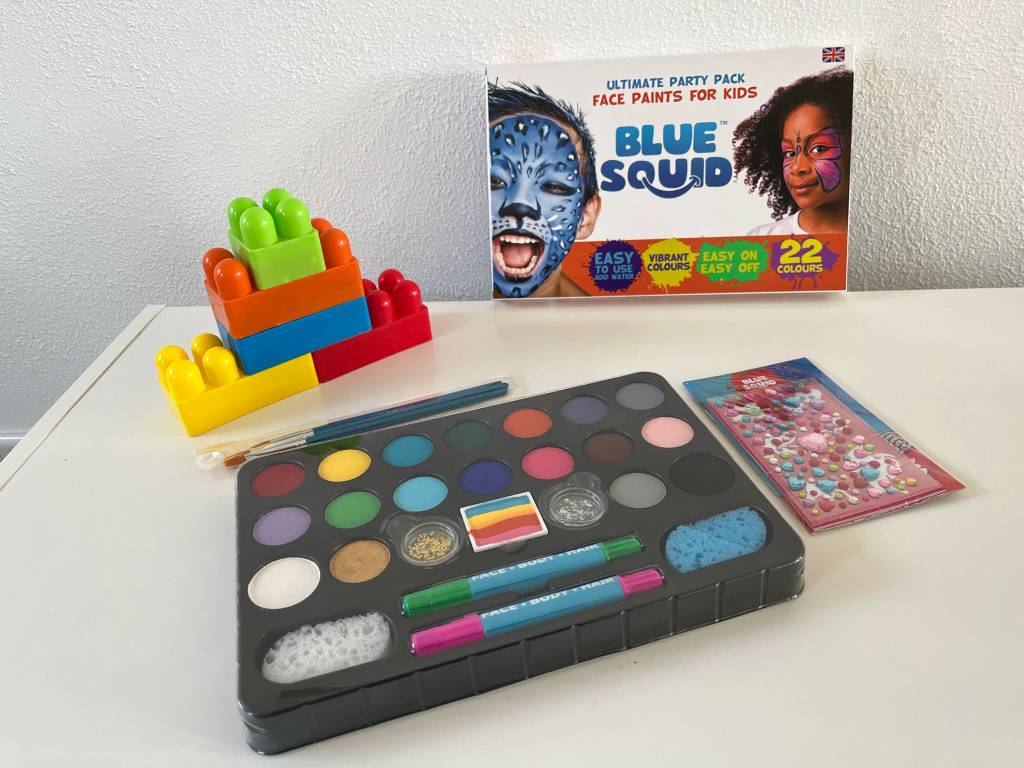 Das Kinderschminke-Set von Blue Squid bietet ein umfangreiches Sortiment an Schminksachen.