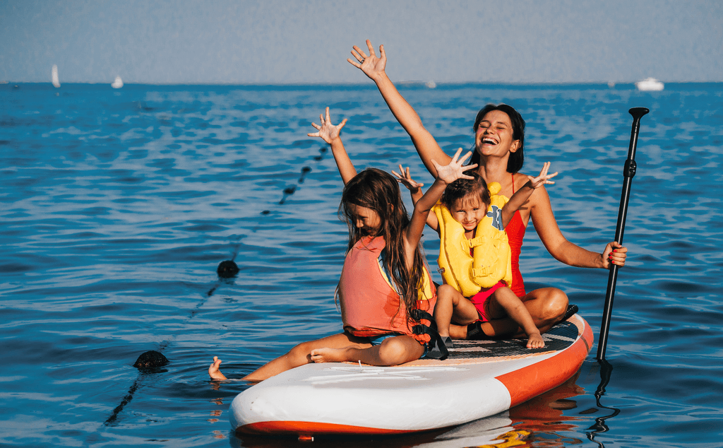 Bluefin-SUP-Test: Eine Frau sitzt mit ihren zwei Kindern auf einem SUP.