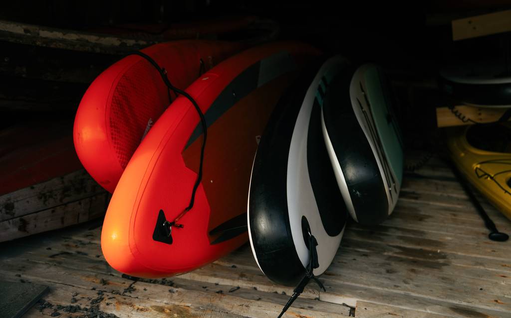 Bluefin-SUP-Test: Mehrere SUPs liegen in einem Schuppen. 