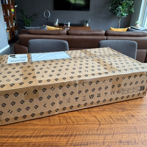 Der Karton der Bluefin Ultra Slim Plus steht auf einem Tisch.