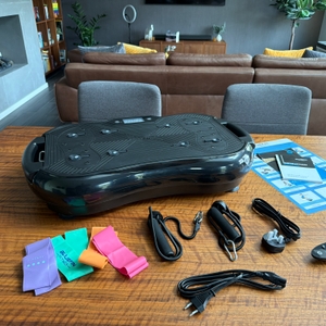 Der Lieferumfang der Bluefin Ultra Slim Plus liegt auf einem Tisch.