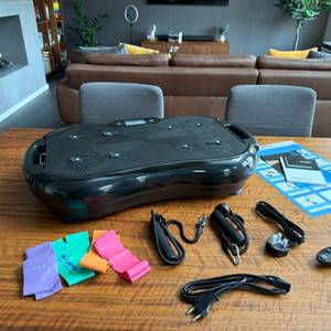 Der Lieferumfang der Bluefin Ultra Slim Plus liegt auf einem Tisch.