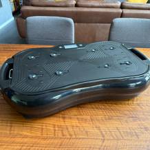 Die Bluefin Ultra Slim Plus steht auf einem Tisch.