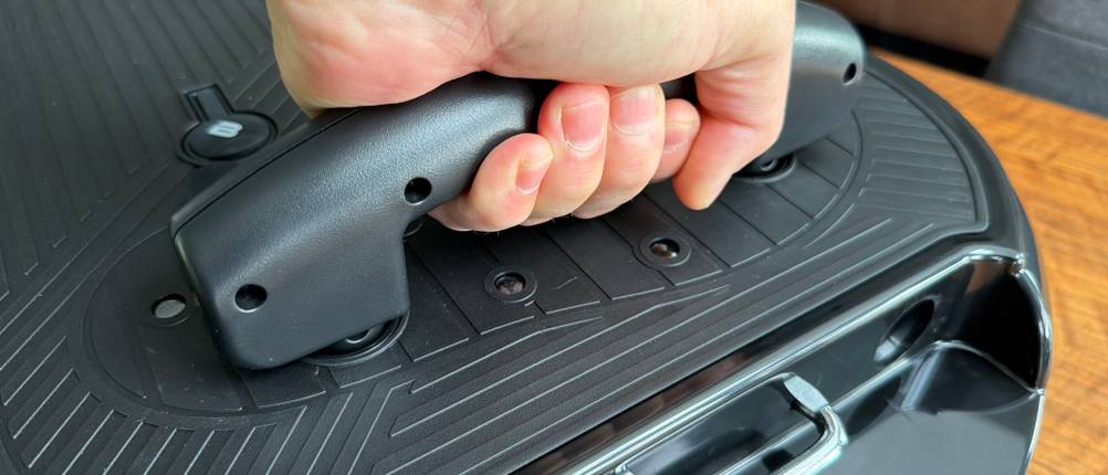 Eine Hand hält einen Griff der Bluefin Ultra Slim Plus fest.