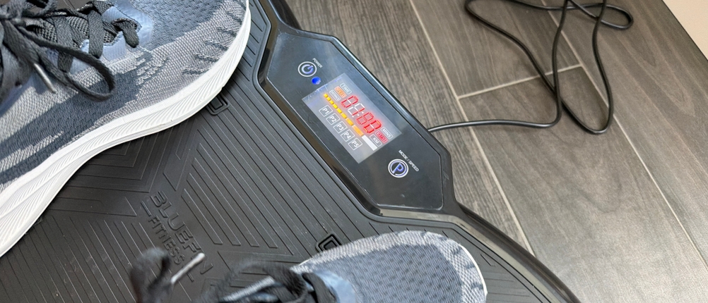 Das Display der Bluefin Ultra Slim Plus zeigt 180 an.