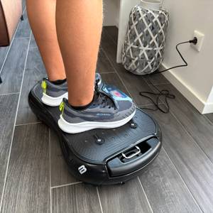 Zwei Füße stehen eng nebeneinander auf der Bluefin Ultra Slim Plus.