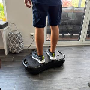 Eine Person steht auf der Bluefin Ultra Slim Plus.