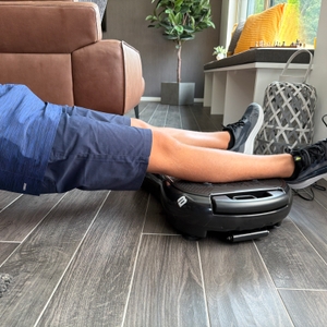 Zwei Beine liegen auf der Bluefin Ultra Slim Plus.