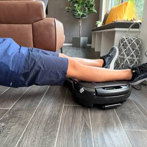 Zwei Beine liegen auf der Bluefin Ultra Slim Plus.