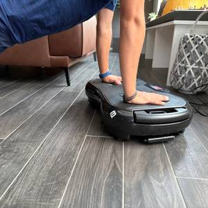 Zwei Hände stützen sich auf der Bluefin Ultra Slim Plus ab.