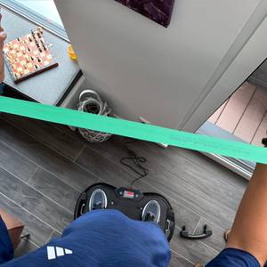 Zwei Hände ziehen ein Fitnessband der Bluefin Ultra Slim Plus auseinander.