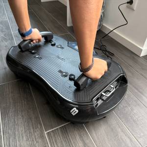 Zwei Hände stützen sich auf den Griffen der Bluefin Ultra Slim Plus ab.