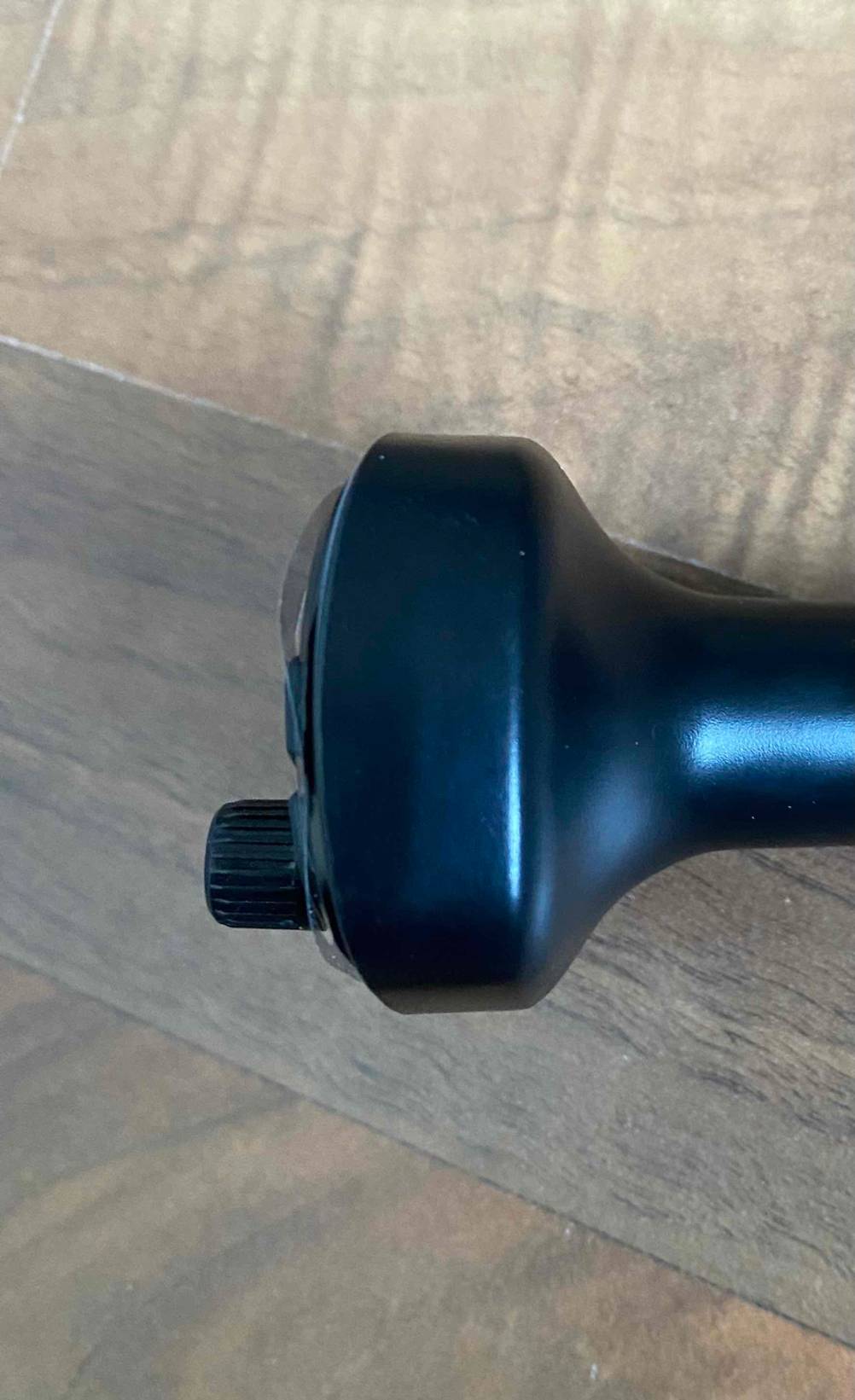 Im Test: Seitenansicht eines Bluetooth-Adapter (Auto) auf einer Holzfläche.