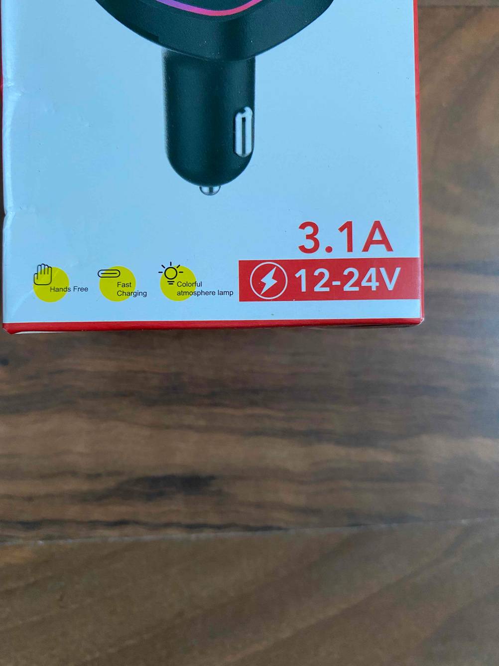 Nahaufnahme der Spannungsangabe auf einer Packung des getesteten Bluetooth-Adapters (Auto).