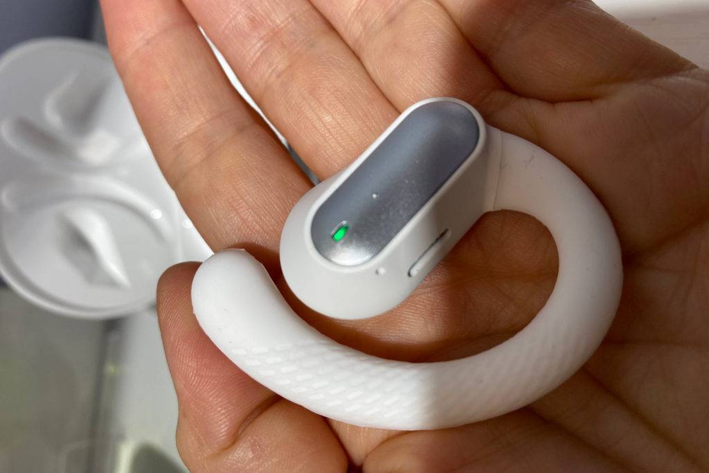 Getestetes Bluetooth-Headset liegt in der Hand. 