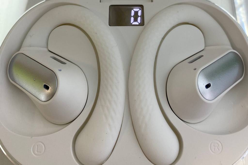 Ein Paar getestetes Bluetooth-Headset befindet sich im Case. 