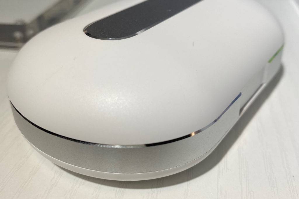 Weißes Case von getesteten Bluetooth-Headset.