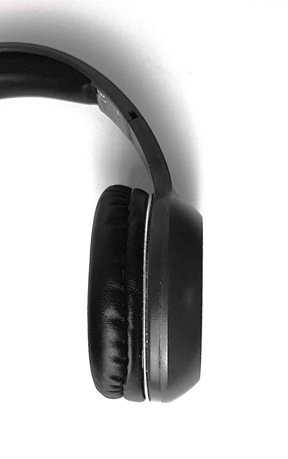 Bluetooth-Kopfhörer bis 100 Euro im Test: Nahaufnahme eines Hörers von der Seite.