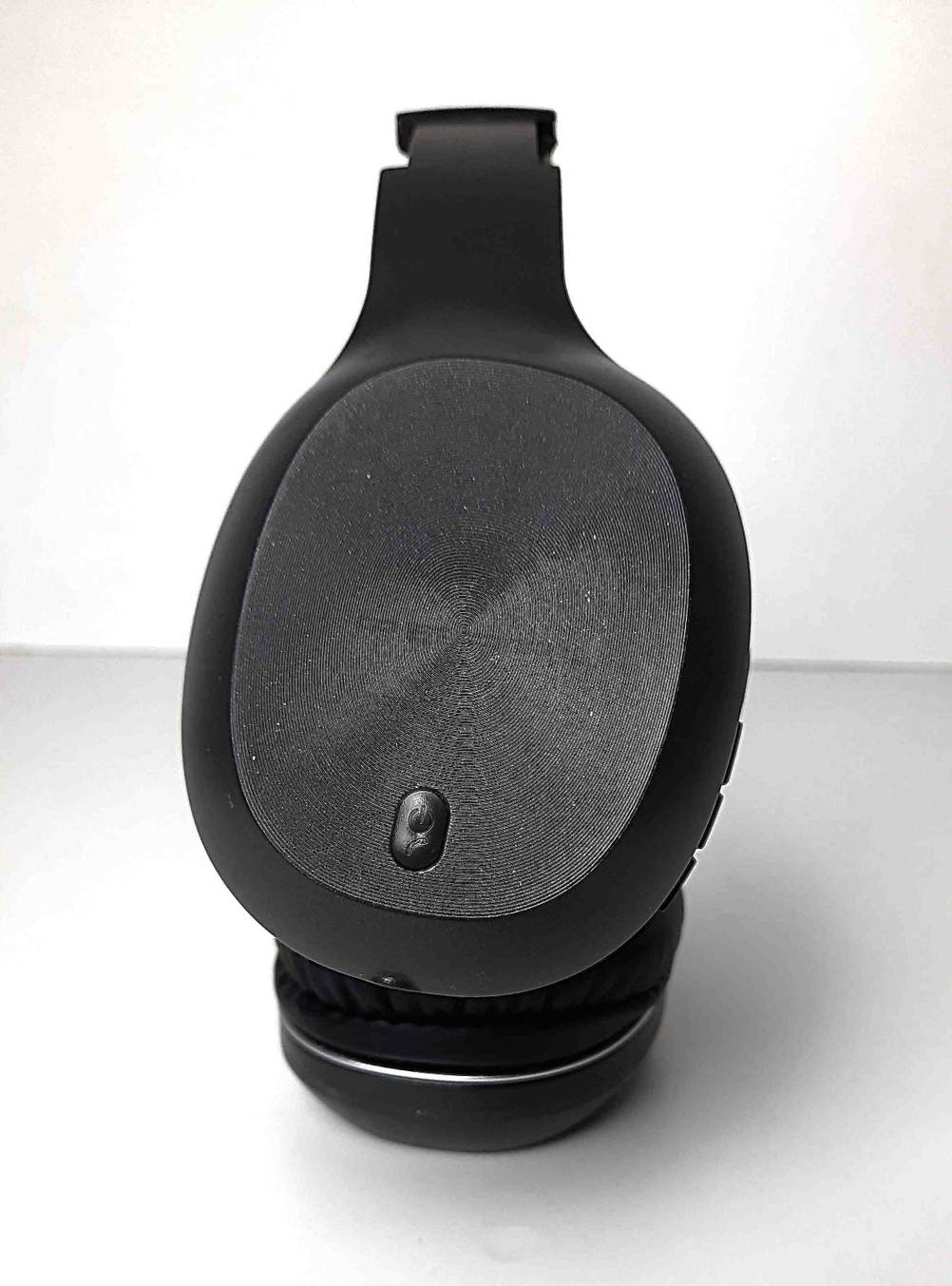 Seitenansicht eines getesteten Bluetooth-Kopfhörer bis 100 Euro mit Bedienelement.