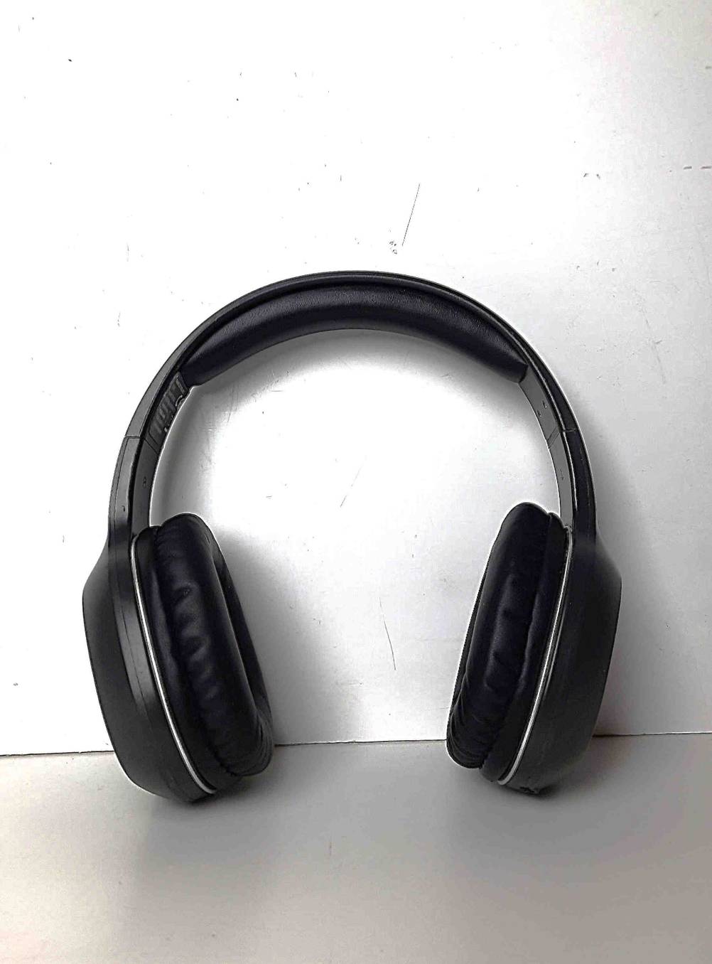Der Bluetooth-Kopfhörer bis 100 Euro im Test lehnt an einer hellen Wand.