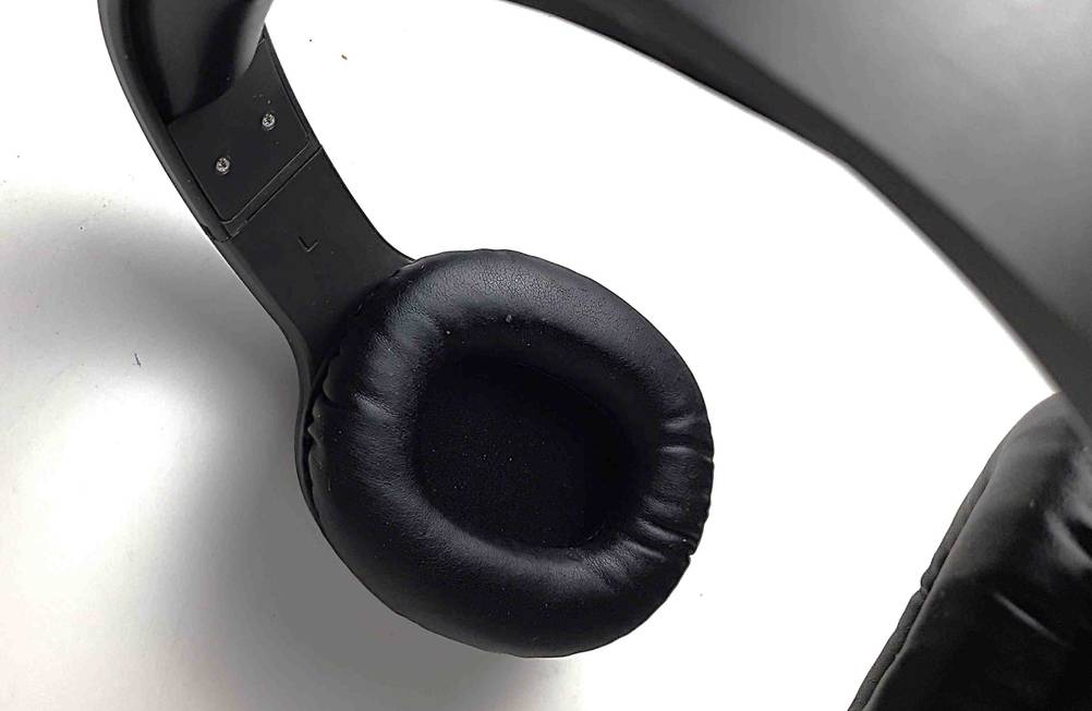 Nahaufnahme der Polsterung der getesteten Bluetooth-Kopfhörer bis 100 Euro.