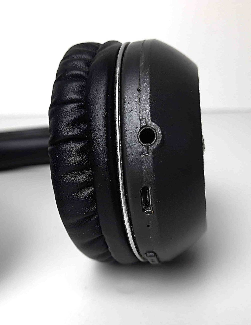 Bluetooth-Kopfhörer bis 100 Euro getestet: Nahaufnahme des Anschlusses an der Unterseite des Hörers.