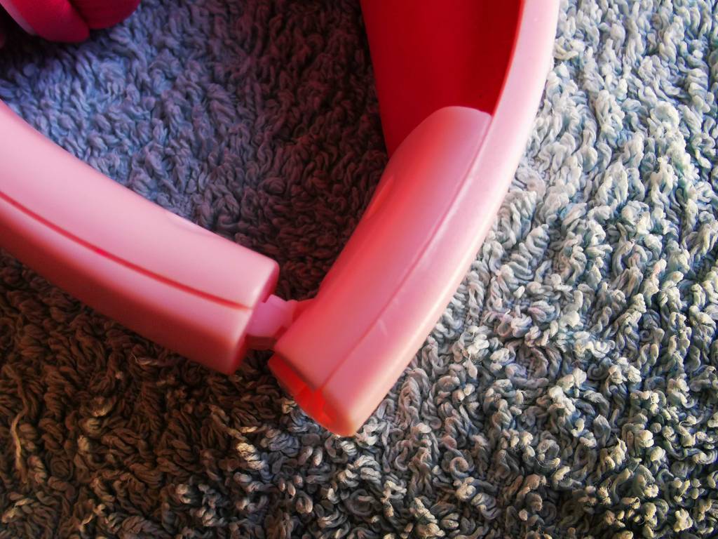 Detailansicht des Einklappmechanismus an dem pinkfarbenen Bluetooth-Kopfhörer bis 50 Euro im Test.